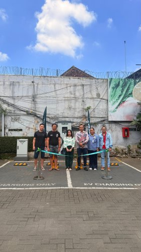 Pengguna Mobil Listrik di Bandung Pasti Happy, Voltron Resmikan SPKLU 120 kW di Lokasi Ini
