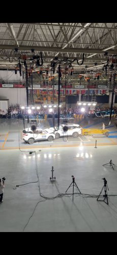 Kedua SUV Ini Sengaja Ditabrakkan Supaya Hancur, Tapi Gak Bisa