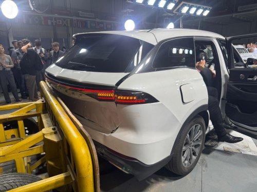 Kedua SUV Ini Sengaja Ditabrakkan Supaya Hancur, Tapi Gak Bisa