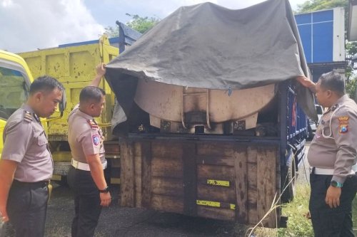 Polisi Syok Tangkap Truk Biang Jalan Bancaran Bangkalan Licin Mirip Keramik, Ada Benda Tak Lazim di Bak