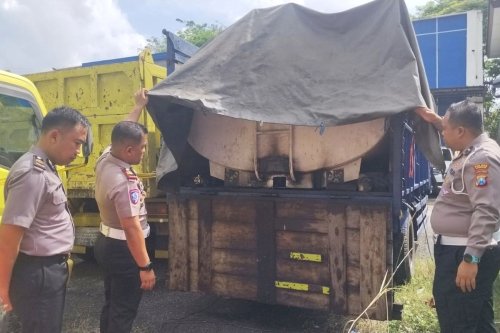 Polisi Syok Tangkap Truk Biang Jalan Bancaran Bangkalan Licin Mirip Keramik, Ada Benda Tak Lazim di Bak
