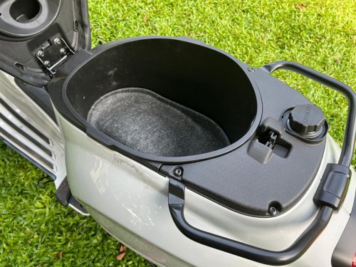 Praktisnya Bagasi Vespa Matic yang Tidak Dimiliki Skutik Jepang