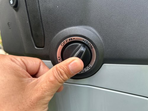 Sudah Pakai Keyless, Begini Cara Membuka Glove Box Vespa Sprint S 180