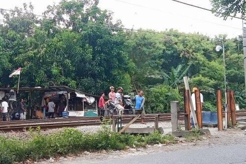 Modal Rp 5.000 Bak Raja, Ada Jasa Angkat Motor Seberangi Rel Kereta di Cikarang Barat Bekasi