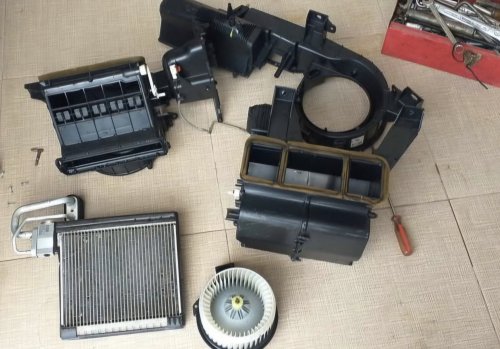 Evaporator Kotor Bisa Menjadi Penyebab Bau di Dalam Kabin Mobil
