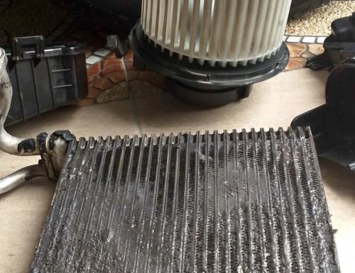 Evaporator Kotor Bisa Menjadi Penyebab Bau di Dalam Kabin Mobil