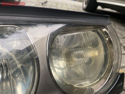 Perempuan Jarang Sadar, Kebiasaan Kecil Ini Bikin Headlamp Mobil Mudah Retak