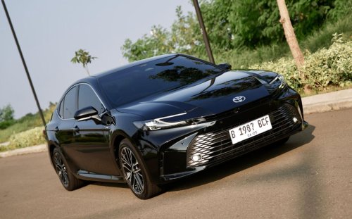 Sedan Premium Irit BBM, Segini Harga Toyota Camry Hybrid Juni 2026