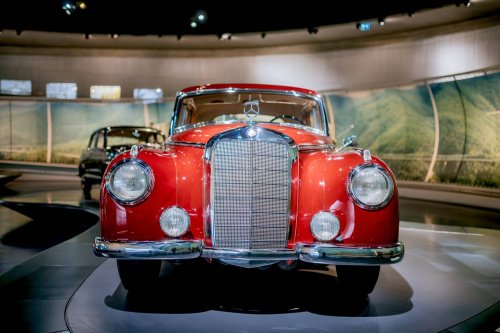 Mercedes, Der erste deutsche Luxus nach dem Krieg: Mercedes 300 „Adenauer“