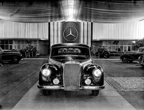 Mercedes, Der erste deutsche Luxus nach dem Krieg: Mercedes 300 „Adenauer“
