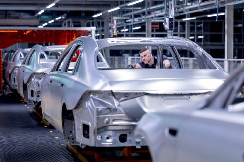 Dreifach-Serienstart in Sindelfingen: Mercedes-Benz setzt Maßstäbe in der Produktion