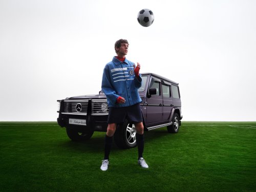 Mercedes-Benz, Mercedes-Benz spielt auf Fußball – und auf den Lifestyle-Markt