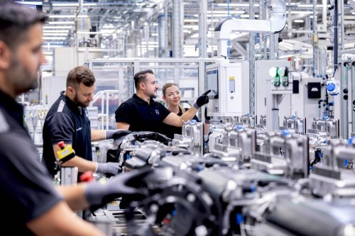 Mercedes, Mercedes prüft Verlagerung von Produktion und Verwaltung ins Ausland