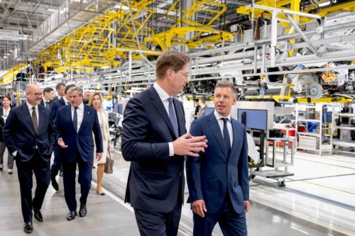 Mercedes, Mercedes baut Werk Kecskemét in Ungarn aus