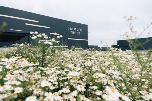 Daimler Truck nimmt globales Ersatzteilzentrum in Halberstadt in Betrieb