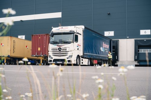 Daimler, Daimler Truck nimmt globales Ersatzteilzentrum in Halberstadt in Betrieb
