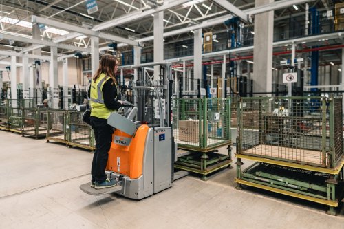 Daimler Truck nimmt globales Ersatzteilzentrum in Halberstadt in Betrieb