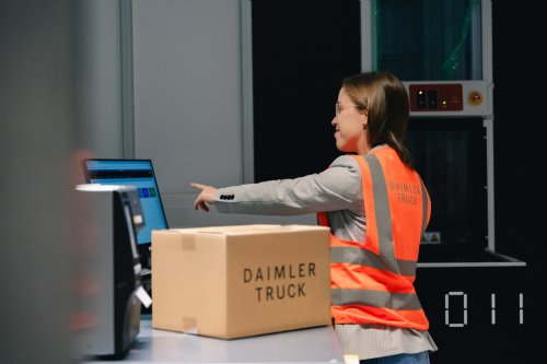 Daimler Truck nimmt globales Ersatzteilzentrum in Halberstadt in Betrieb