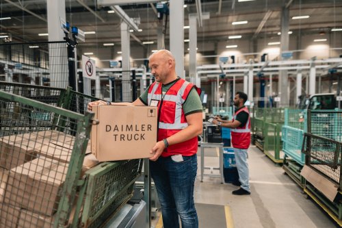 Daimler Truck nimmt globales Ersatzteilzentrum in Halberstadt in Betrieb