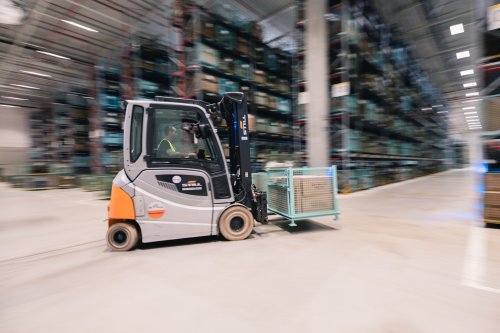 Daimler Truck nimmt globales Ersatzteilzentrum in Halberstadt in Betrieb