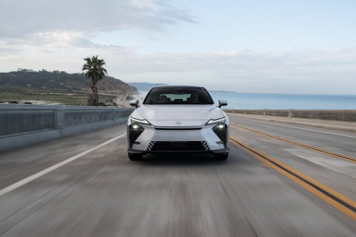 For 2026, Lexus Reinvented the ES Hybrid Without Abandoning Its Core Qualities