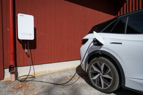 'Battery on wheels': Sweden powers homes with EVs
