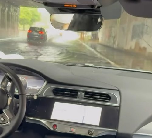 Waymo Robotaxi Leaves Journalist Stranded Over Flooded Street in Atlanta Other Cars Easily Crossed
