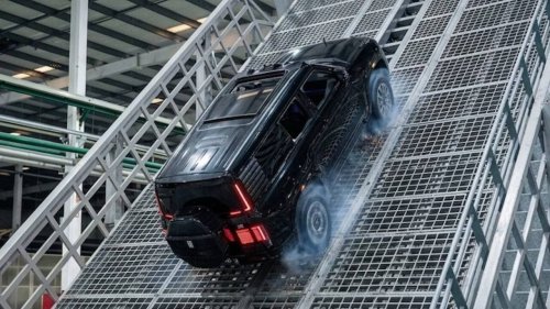 Chinese Ultra-Luxury SUV Cruises Through Extreme Off-Road Course With Ease