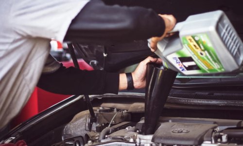Mechanic Blames Jiffy Lube for Missing Gasket on Mini Cooper After Oil Change