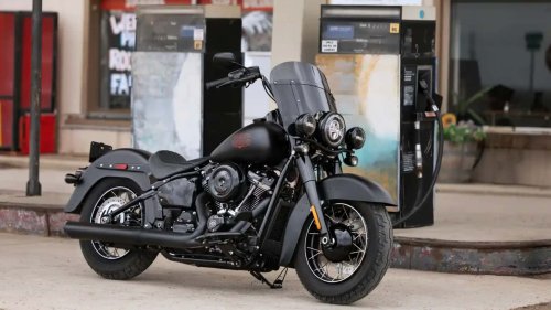 Harley-Davidson Deadwood Is A Retrotastic Stripped-Down Tourer Loaded With Tech