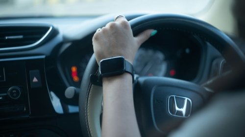 You Risk a Massive Fine in the UK if You Wear a Smartwatch While Driving
