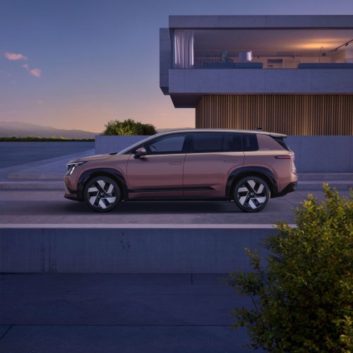 Skoda tops electric line-up with new Peaq flagship