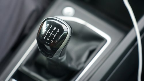 Here's Why Manual And Automatic Transmission Fluid Aren't Interchangeable