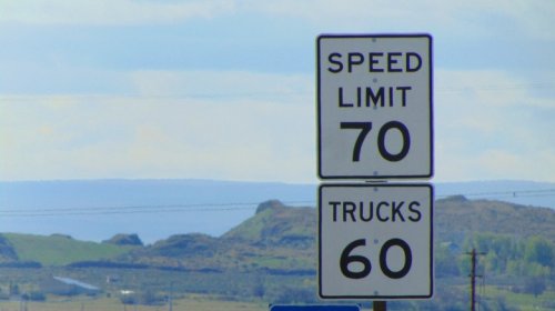 Why You'll See Two Different Speed Limit Signs On The Same Road