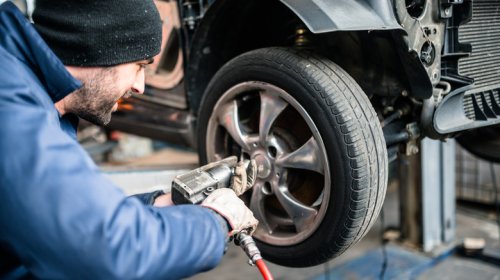 Here's How The Temperature Affects The PSI In Your Tires
