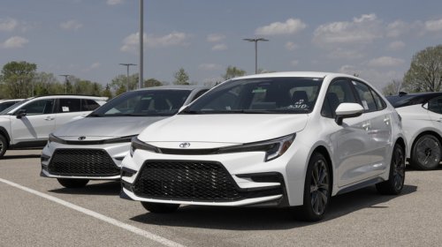 Which New Non-Hybrid Cars Can Exceed 40 MPG?
