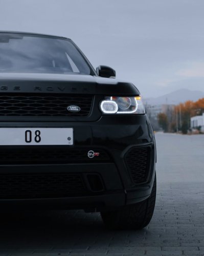 Range Rover Driver Rushes to Tow Stuck Transit Van, Loses $160K SUV to the Sea Instead