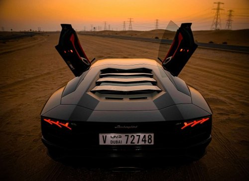 Lamborghini CEO Defends EV Cancellation as Ferrari Faces Criticism Over Electric Debut