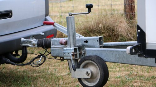 Here's How To Safely Brake While Towing (With And Without Trailer Brakes)