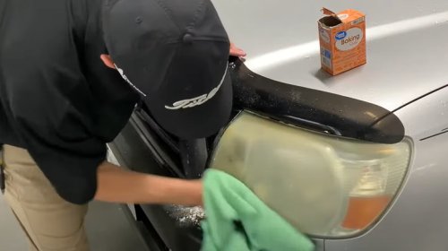 How To Use Vinegar & Baking Soda To Clean Your Car's Headlights