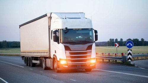 Here's Why Semi-Truck Drivers Will Flash Their Lights