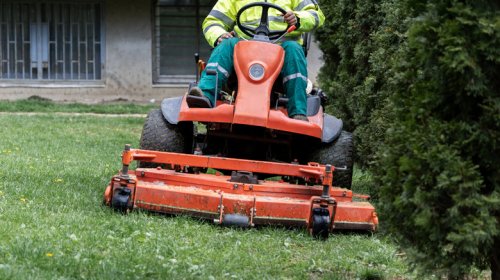 Your Mower Deck Wheels May Need Changing - Here's What To Look For