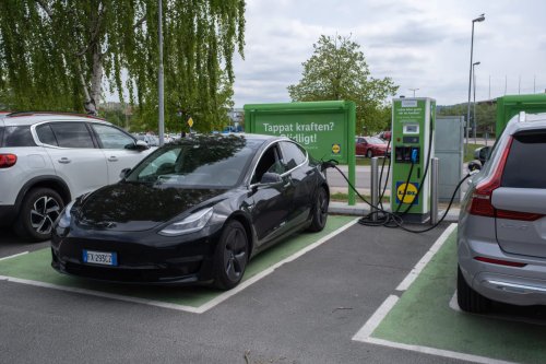 Cheaper Tesla Model 3 pack beats pricier nickel batteries in Sweden used-EV analysis
