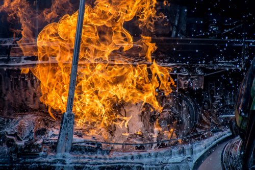 Expert demonstrates why an 'extinguished' EV fire can suddenly roar back hours later