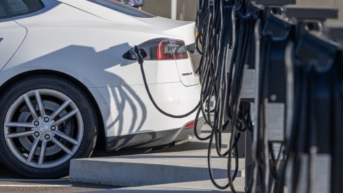 Future EV owner asks about apartment charging in the US, and drivers say free plugs are vanishing