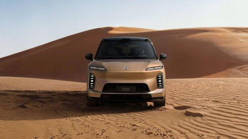 Nio launches China's largest electric SUV with 697 hp and a lower-than-expected starting price