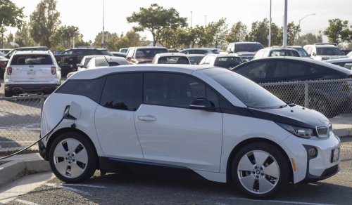 BMW and MINI drivers can now get 20% off EV charging across a fast-growing US network
