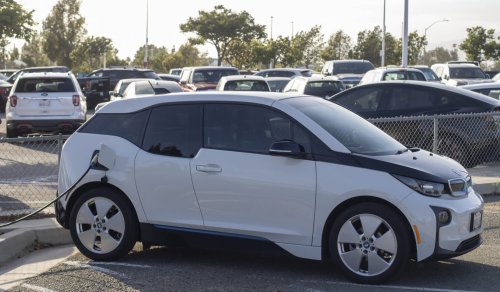BMW and MINI drivers can now get 20% off EV charging across a fast-growing US network