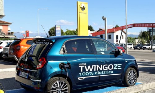 In the UK, Renault's under-$27,000 Twingo EV is arriving at dealers before orders open