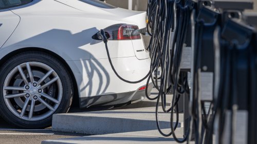 Alabama EV chargers leave drivers wrestling cables, and asking: Why not build islands?